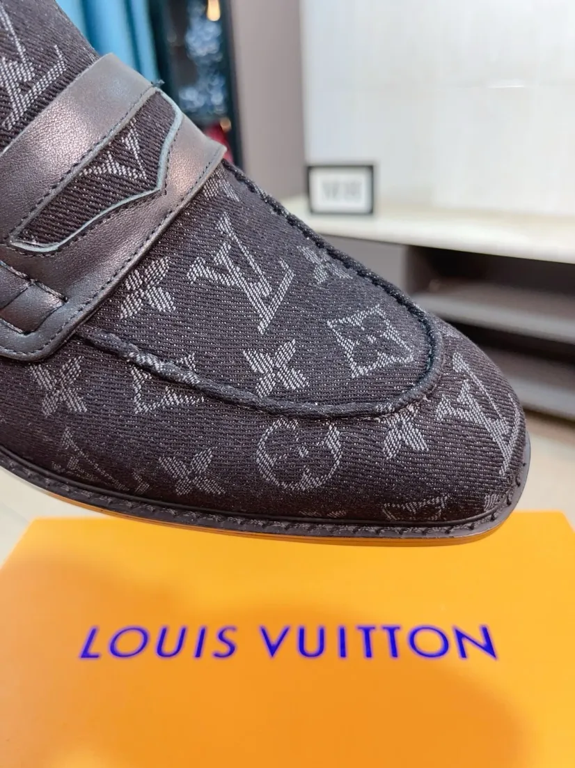 Ex-factory price 720🌹🌹High version [LV] Louis Vuitton's popular casual leather shoes🎖Fashionable and elegant🎖🎖Material: Original imported open-edge beaded cowhide, washed cowhide leather lining, original open-molded rubber outsole, high-end and classy, ​​elegant quality, instantly transforming into a handsome man ❤❤Standard\nNumber: 38-44